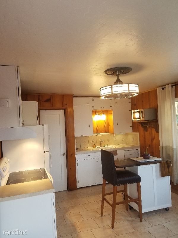 Building Photo - 2 br, 1 bath Condo - 440 Shamrock Drive