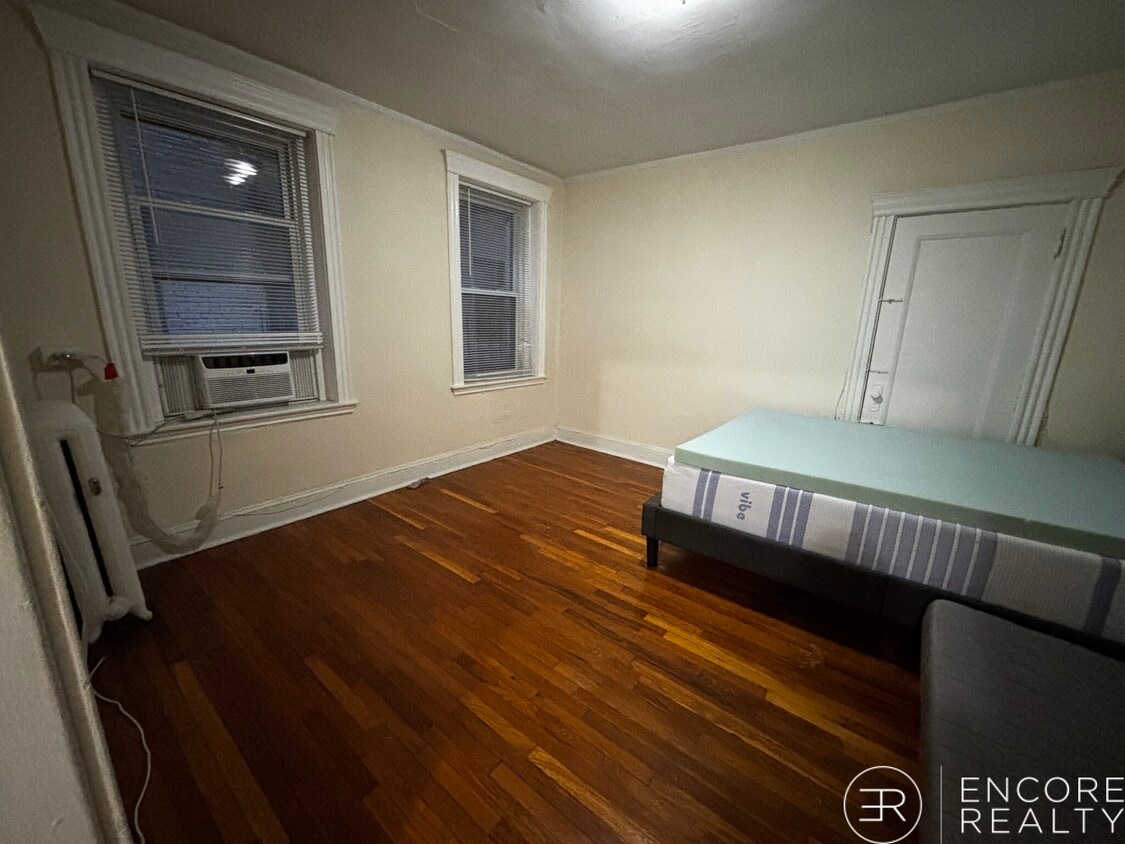 Primary Photo - 376 Riverway