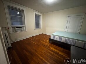 Building Photo - 376 Riverway