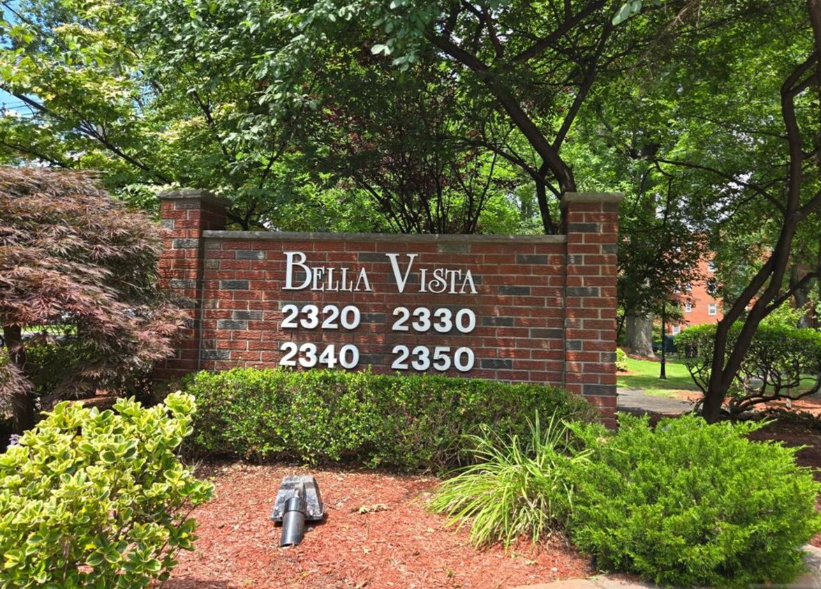 Foto principal - 2330 Linwood Ave
