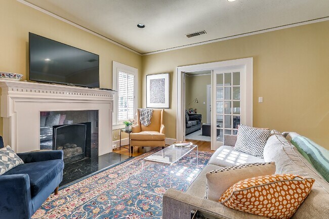 Foto del edificio - Darling English Tudor style home in the heart of the University District near TCU!