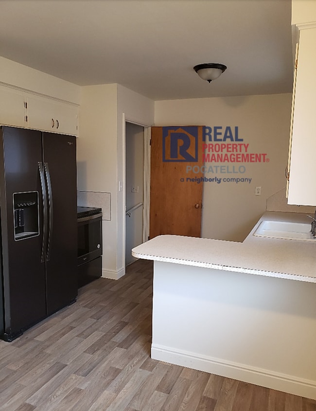 Building Photo - 3 Bedroom 1 Bath Home - 1 car garage - PET...