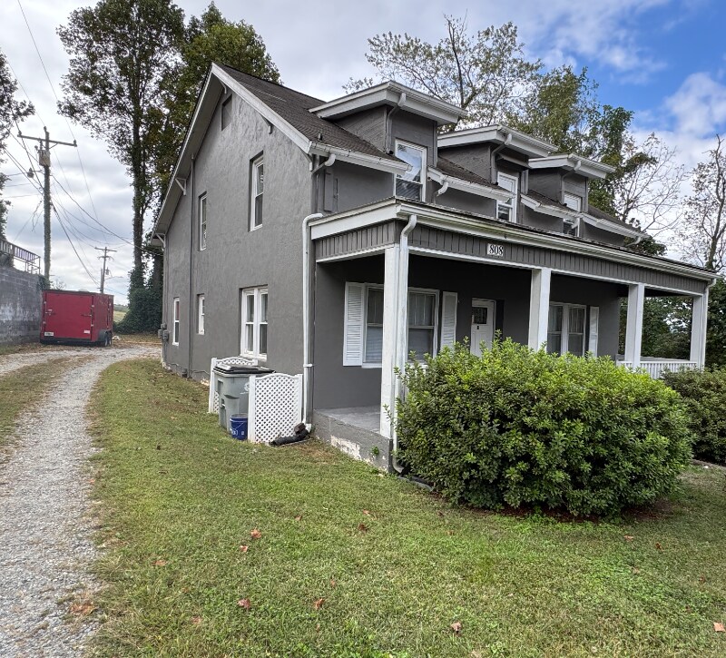 Foto principal - 808 Harrisburg Dr SW