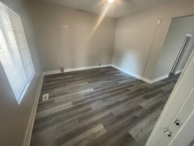 Building Photo - 5 Bedroom 2 Bath Single Family Home
