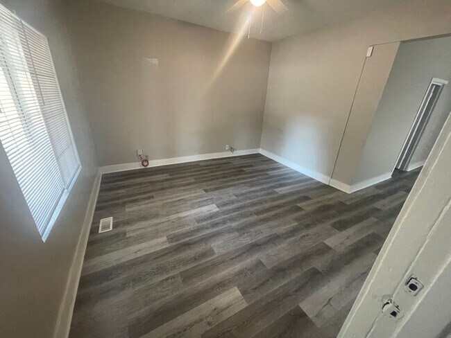 Foto del edificio - 5 Bedroom 2 Bath Single Family Home