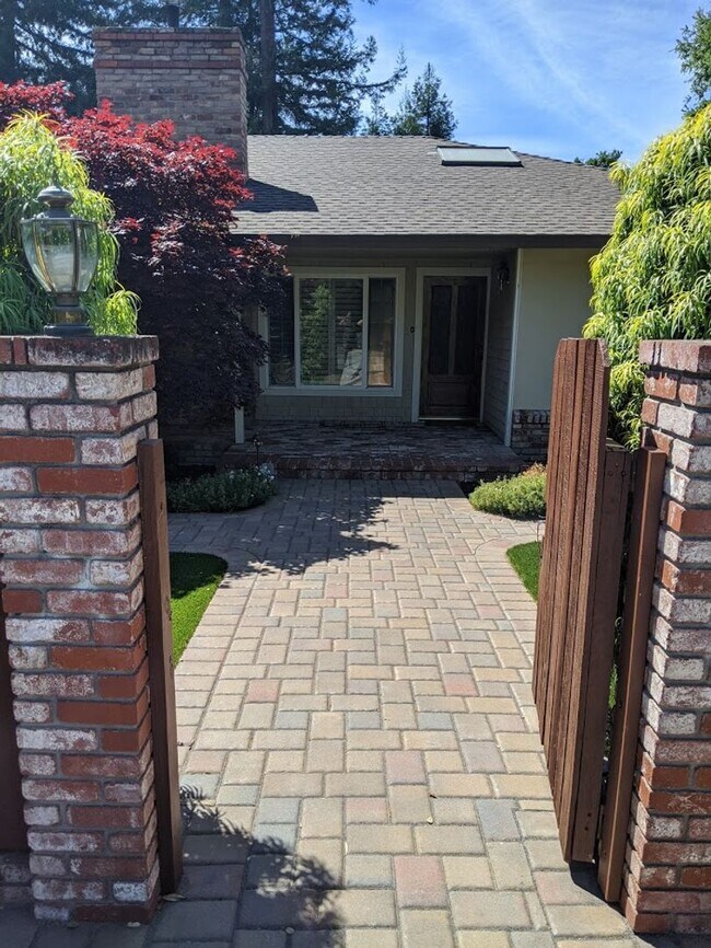 Foto del edificio - EMERALD HILLS - Premium updates thoughout including park like back yard