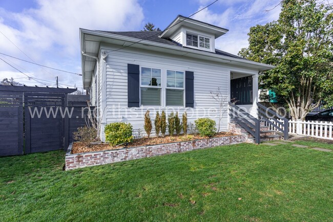 Building Photo - Remodeled Sellwood Bungalow