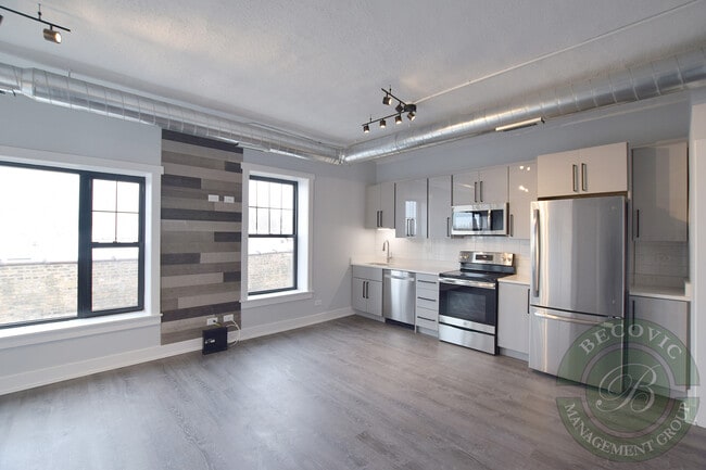 Ultra Modern Studio !!!! - 7645 N Sheridan Rd (Chicago, IL) Apartments