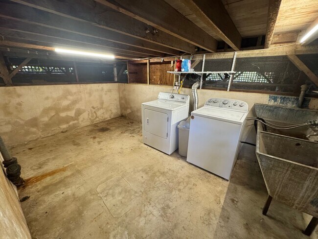 Foto del edificio - For Rent – 3BR/2BA Home + Detached Studio ...