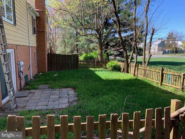 Foto del edificio - 411 Maple Ct