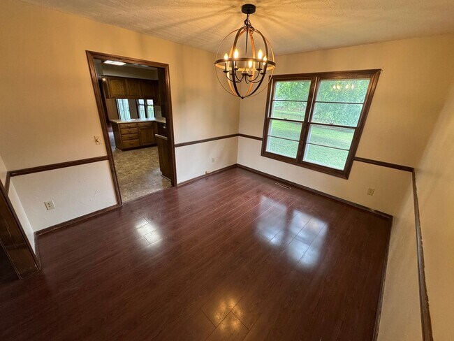 Building Photo - Great Springfield Home in Kickapoo School ...