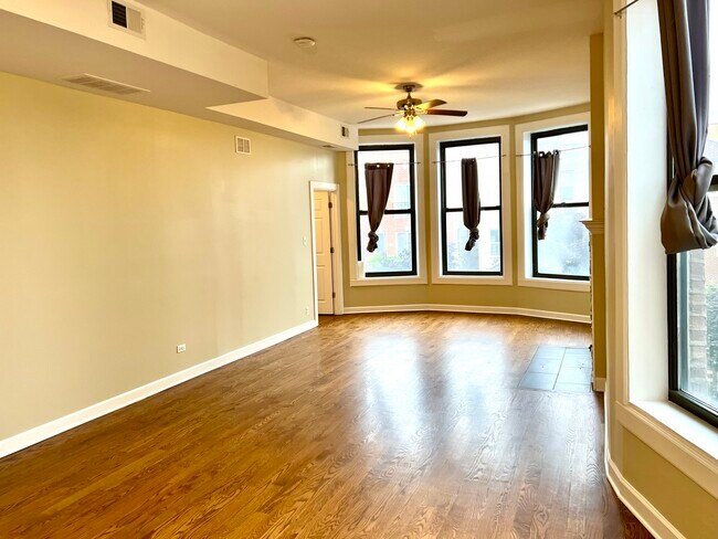 Foto del edificio - 2445 W Harrison St