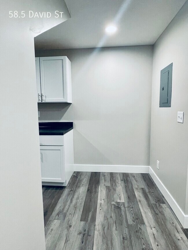 Foto del edificio - 2-Bedroom Duplex Where Everything is new!