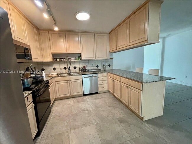 Building Photo - 10642 SW 77th Ave