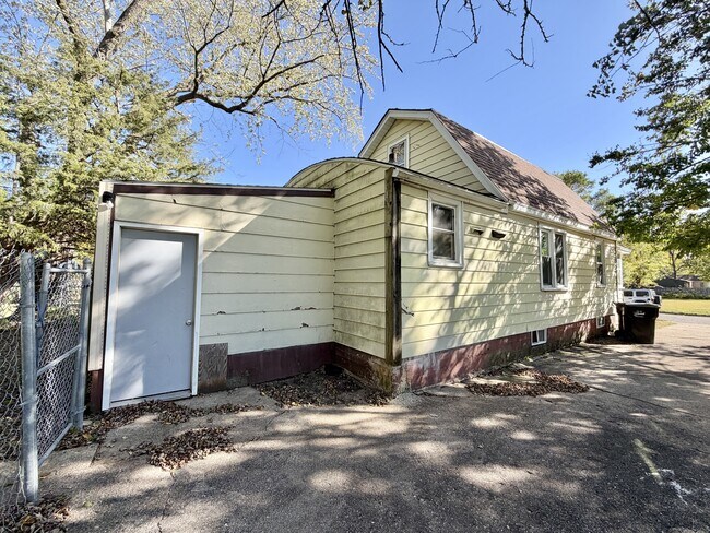 Building Photo - 923 Randall St