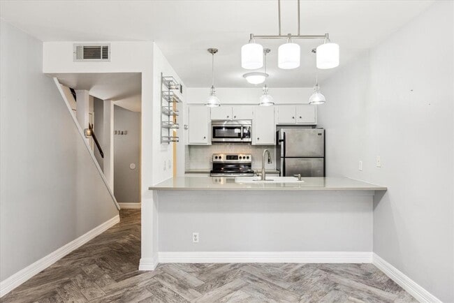 Building Photo - 6501 E Hill Dr