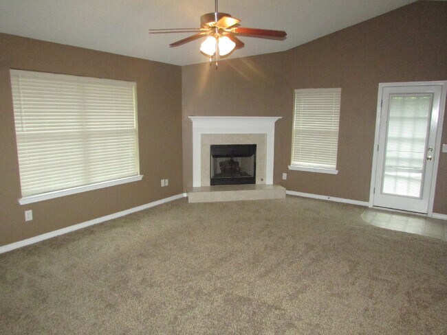Foto del edificio - 3-Bed, 2-Bath Brick Home in Robin’s Ridge – Vaulted Ceilings, Fireplace, Eat-In Kitchen, Large Pr...