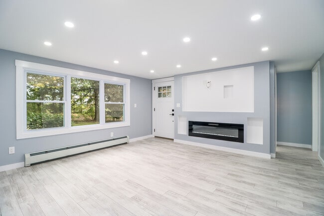 Foto del edificio - 48 Candlewood Lake Rd