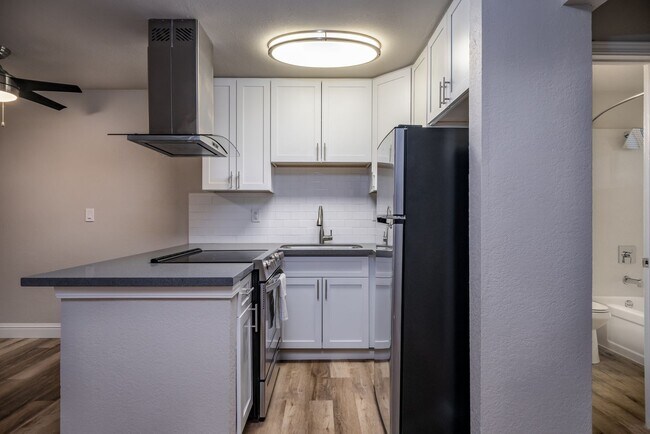 Foto del edificio - Fully remodeled studio apartment in gated ...
