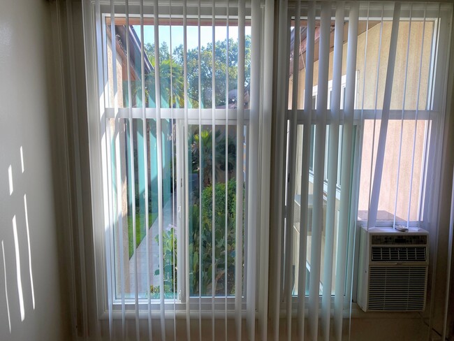 Building Photo - 1443 Rock Glen Ave