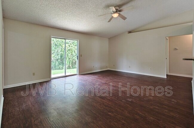 Foto del edificio - 1600 Twin Oak Dr W