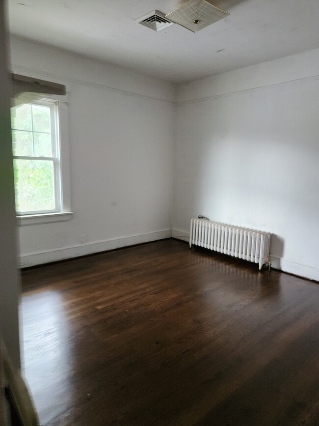 Building Photo - 547 Violet Ave