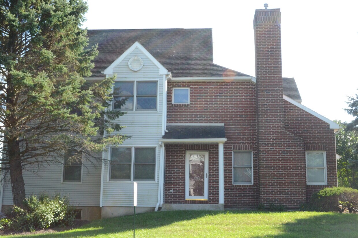 7783 Cross Creek Cir W, Breinigsville, PA 18031 Townhome Rentals in