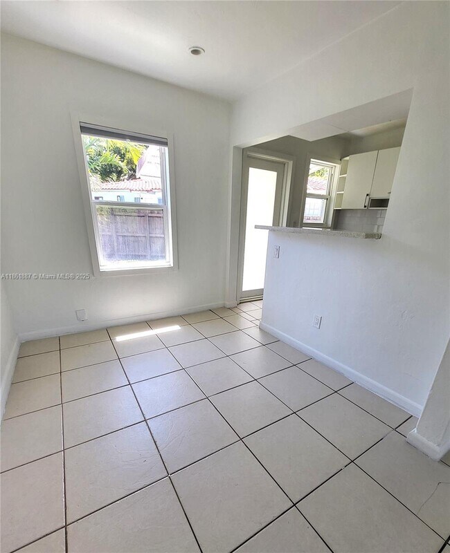 Foto del edificio - 920 NE 108th St