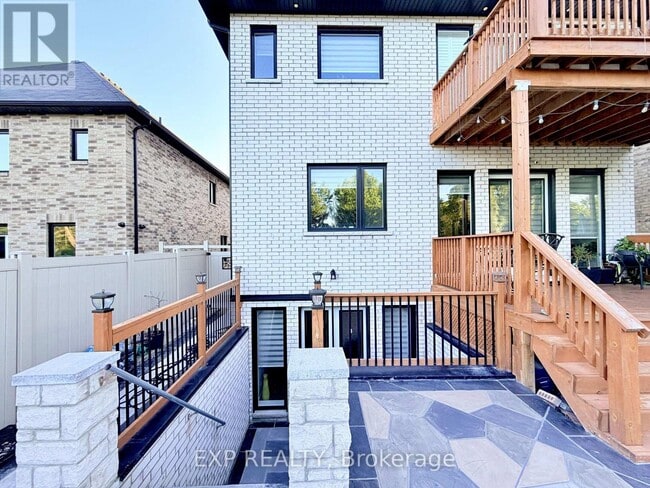 Building Photo - 1606 Sandhurst Crescent