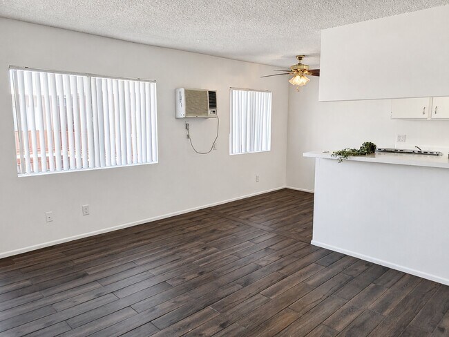 Foto del edificio - 8135 Langdon Ave