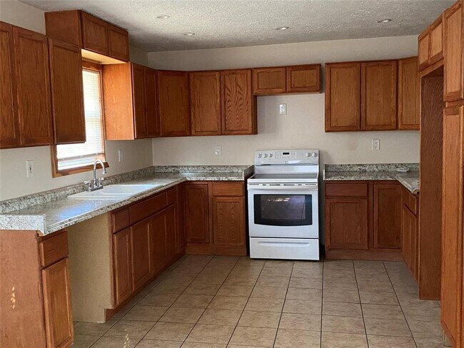 Foto del edificio - 27015 Austin - Garage Apt St