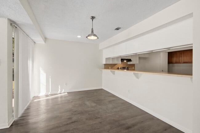 Building Photo - 20315 Sunny Shores Dr