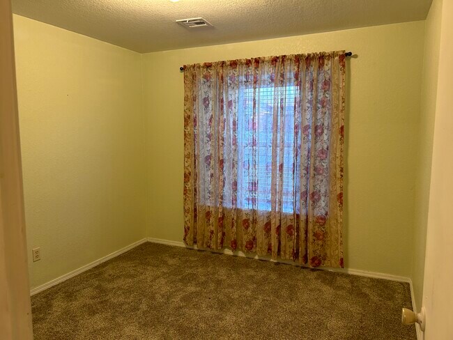 Building Photo - 617 Coopers Hawk Dr
