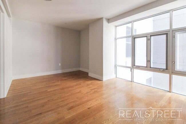 Building Photo - LUXURY LOFT in Queens!