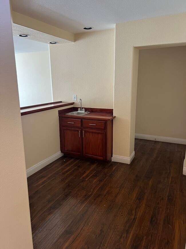 Foto del edificio - 6 bedroom Home With Pool and Basement