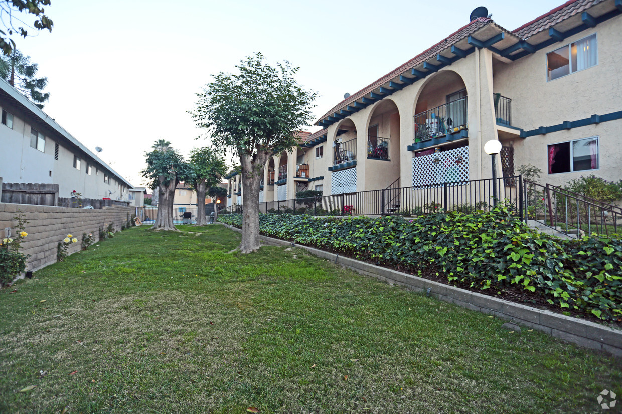 Building Photo - La Lanne Apartments