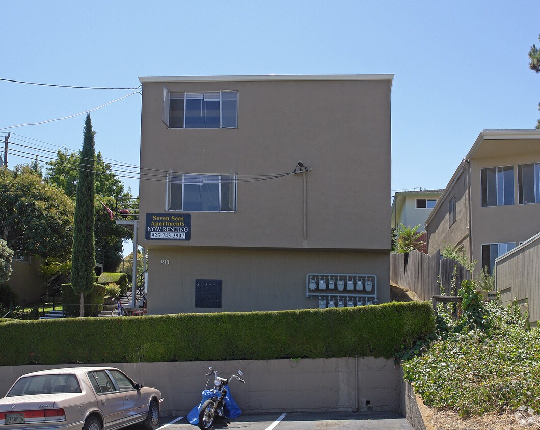 Primary Photo - The Seven Seas Apartments