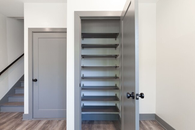 Building Photo - Beautiful 2bd/2.5ba Contemporary Townhome ...