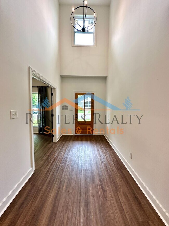 Foto del edificio - 3BR Home with Office, Bonus Room, Large Kitchen Island, 2-Car Garage & Large Yard – Huntsville Li...
