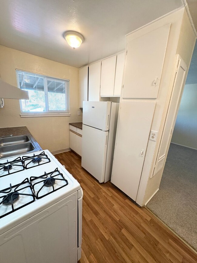 Building Photo - Move-In Special; Upstairs One Bedroom + Private Patio SEE VIDEO
