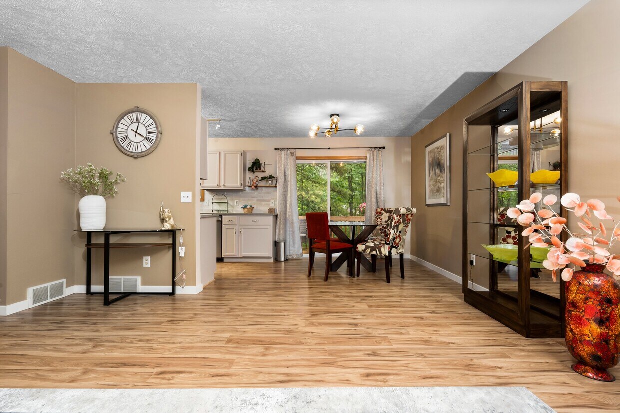 Foto principal - 575 S South Long Lake Rd