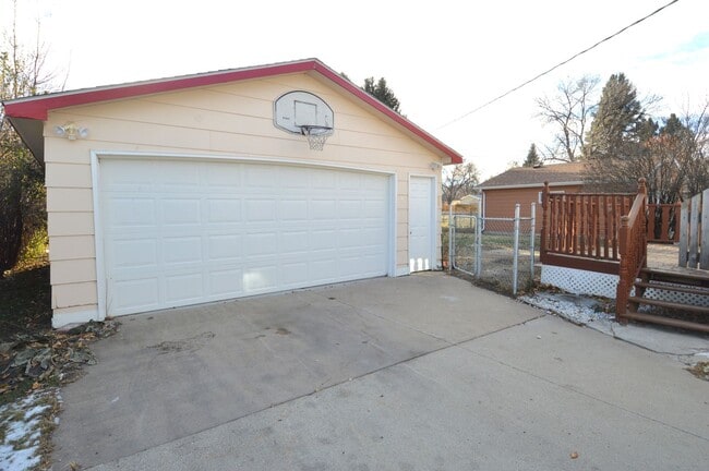 Foto del edificio - Huge 4 Bed 2 Bath Single Family Home! Rent Special - $500 off 1 months rent!