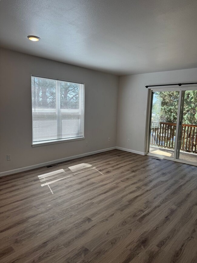 Building Photo - Updated duplex in NW Bend
