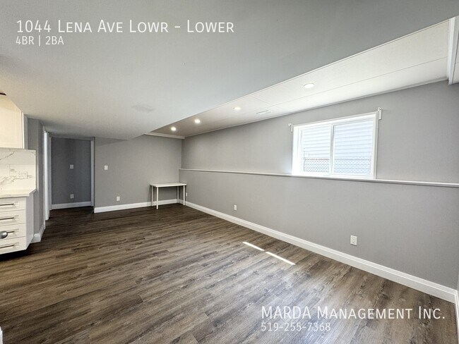 Photo du bâtiment - MODERN 4 BED/2 BATH LOWER UNIT- WEST END + 50% OF UTILITIES