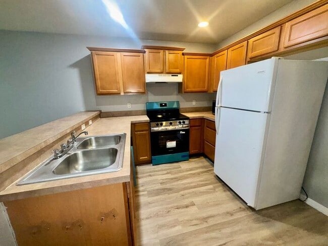 Building Photo - 3 bedroom 2.5 bath Oakcrest Townhome with Laminate and Tile flooring Throughout, and a 1 Car Garage!