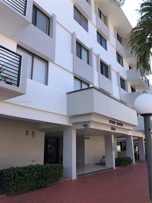 Foto del edificio - 8100 Byron Ave