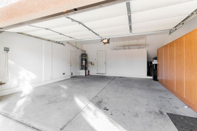 Building Photo - 3 bedroom home in gated community