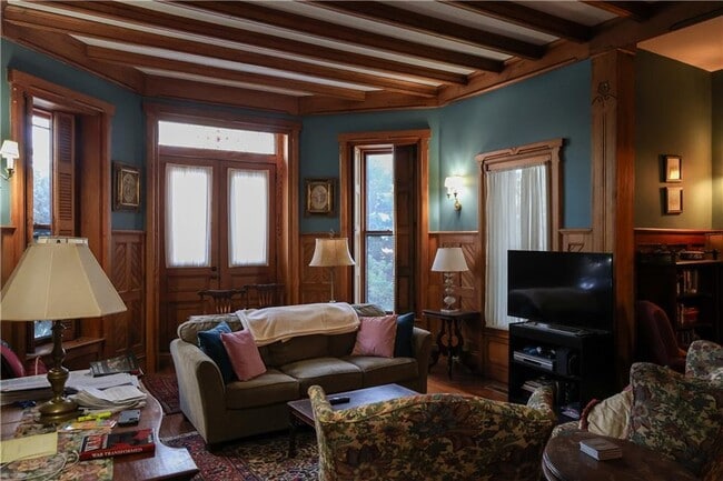 Building Photo - 6 Howe Ave