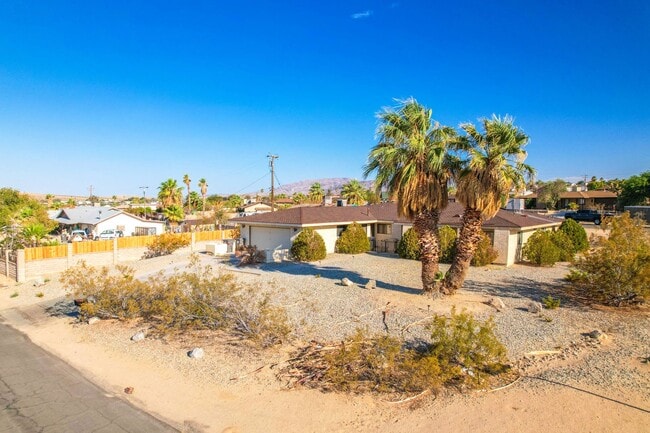 Building Photo - Must See 4 bedroom 2 bath Home