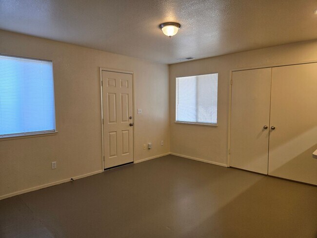 Building Photo - 430 N Beech St